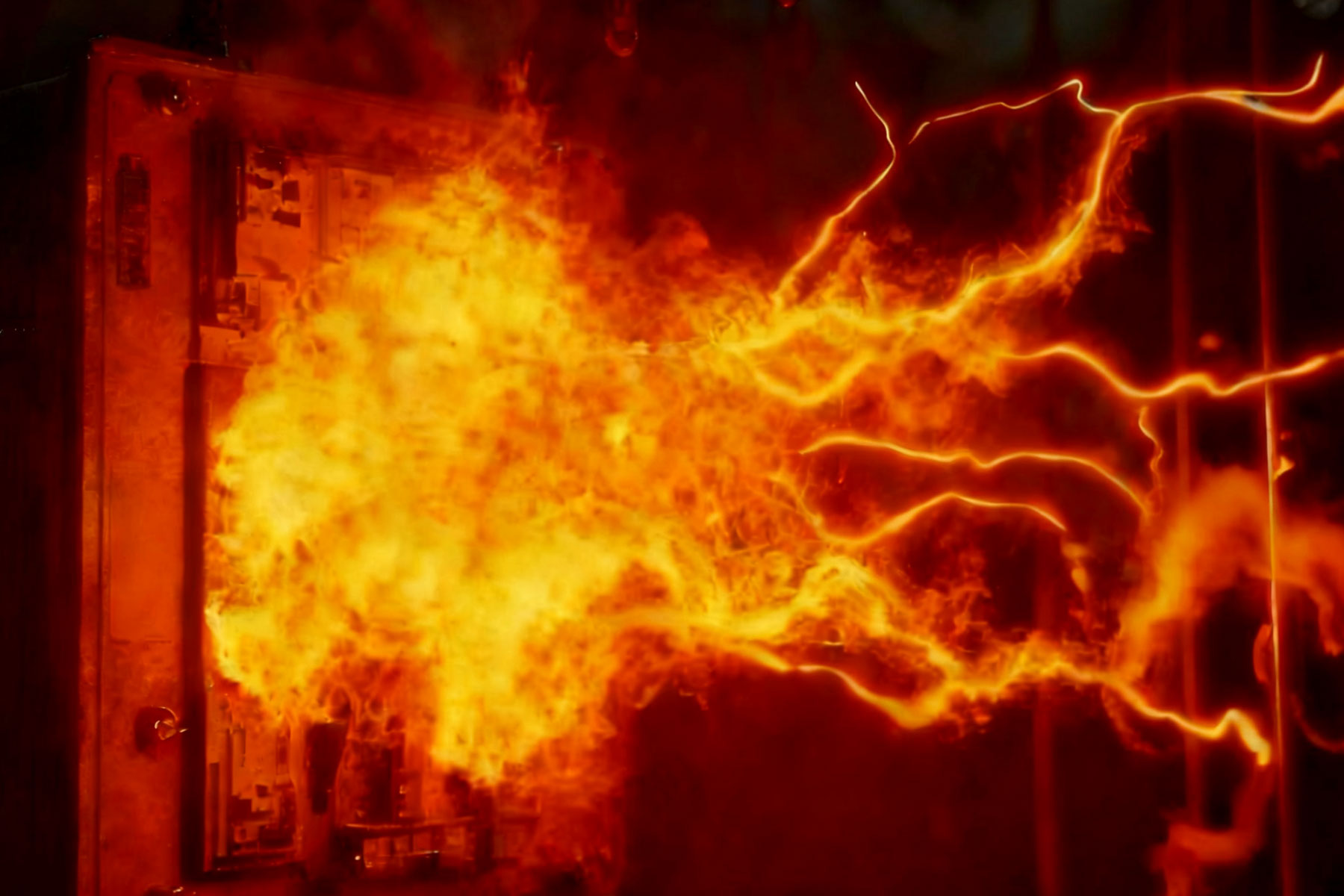 Apakah risiko Flash ARC yang dikaitkan dengan penukaran bank kapasitor dan bagaimana ia dapat dikurangkan?