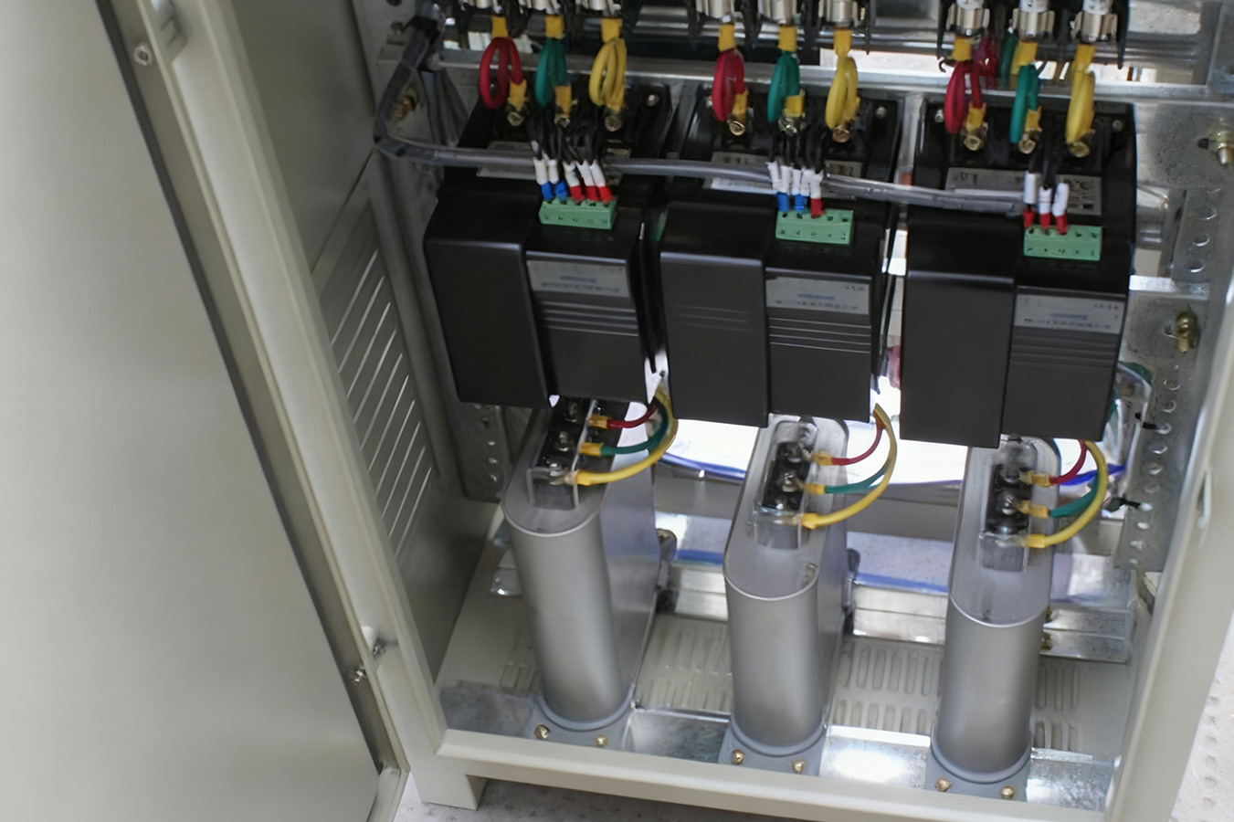 Bagaimanakah kita menentukan lokasi yang optimum untuk kapasitor shunt penyembuhan diri dalam rangkaian pengedaran elektrik yang kompleks?