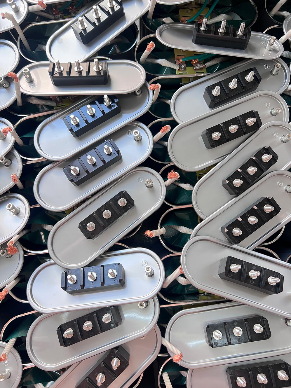 Apakah kepentingan nilai tork apabila menghubungkan terminal kuasa kapasitor, dan apakah risiko pengetatan yang tidak wajar?