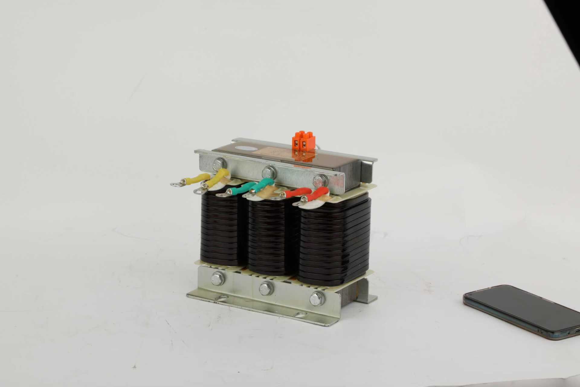 Apakah peranan yang dimainkan oleh reaktor dalam sistem kuasa moden?